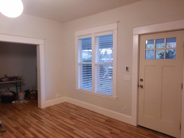 Great room open to den - 602 E McLoughlin Blvd