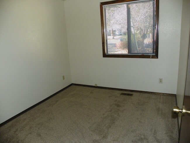 Building Photo - Eastside House, 3 Bdrm, 2 Bath, Gas Heat, ...
