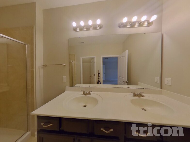 Building Photo - 1418 Kings Grove Dr