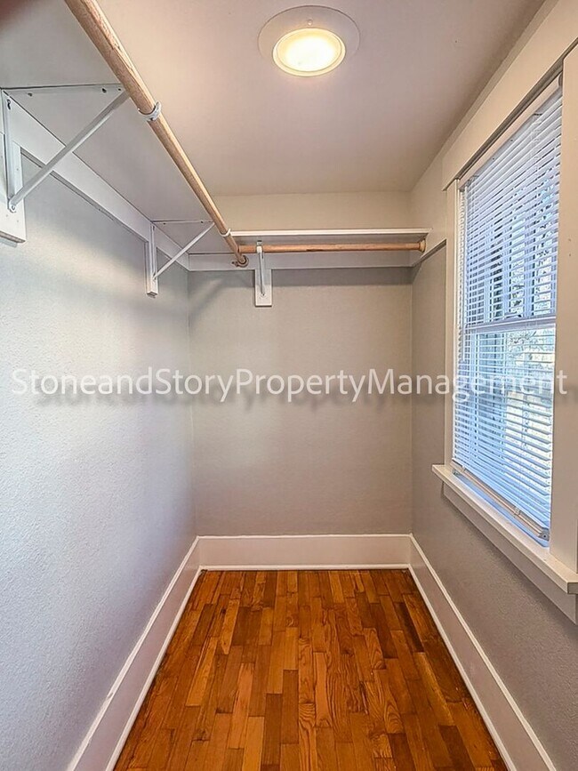 Building Photo - 2 bedroom 1 bath near the hospitals