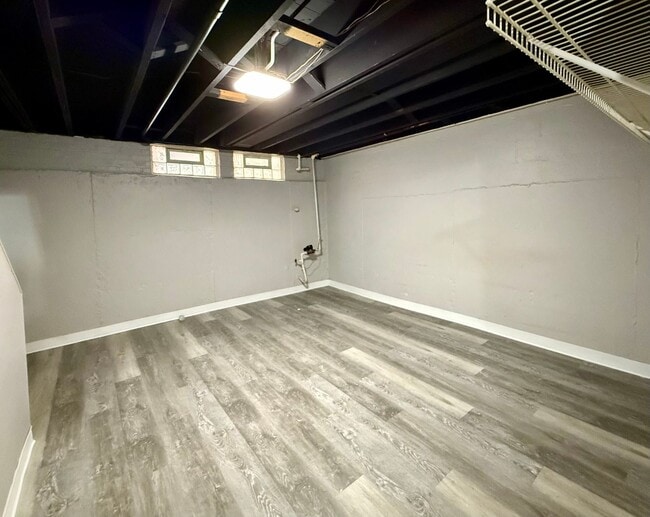 Building Photo - HOME SWEET HOME! 2 Bed / 1 Bath Townhome Available in Oak Park!