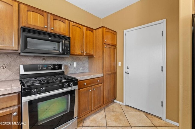 Building Photo - Two Story 3 Bed/2Bath in Paseo Del Rio