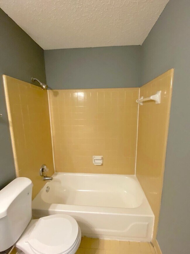 Building Photo - 8115 Kerry Dr