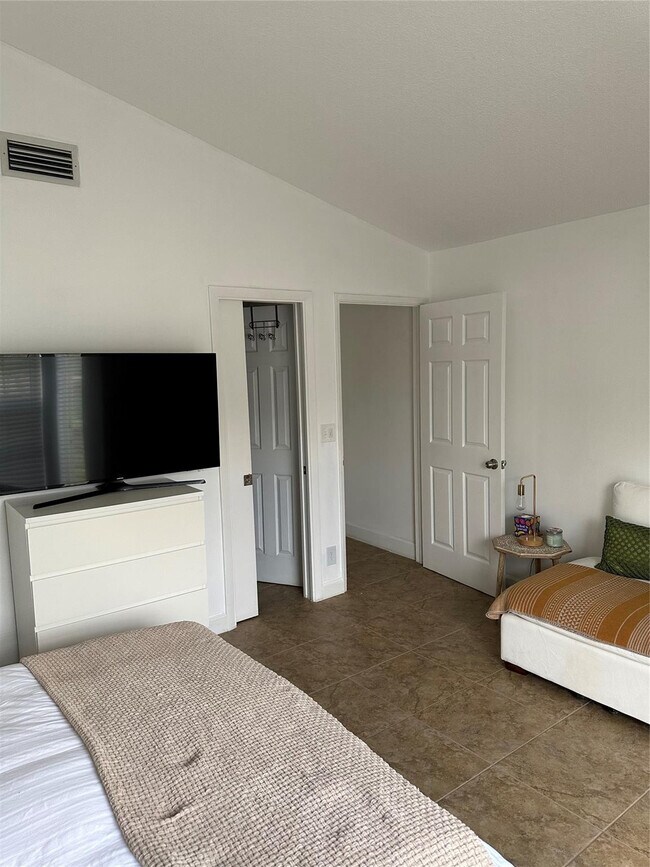 Building Photo - 3024 Lucerne Park Dr