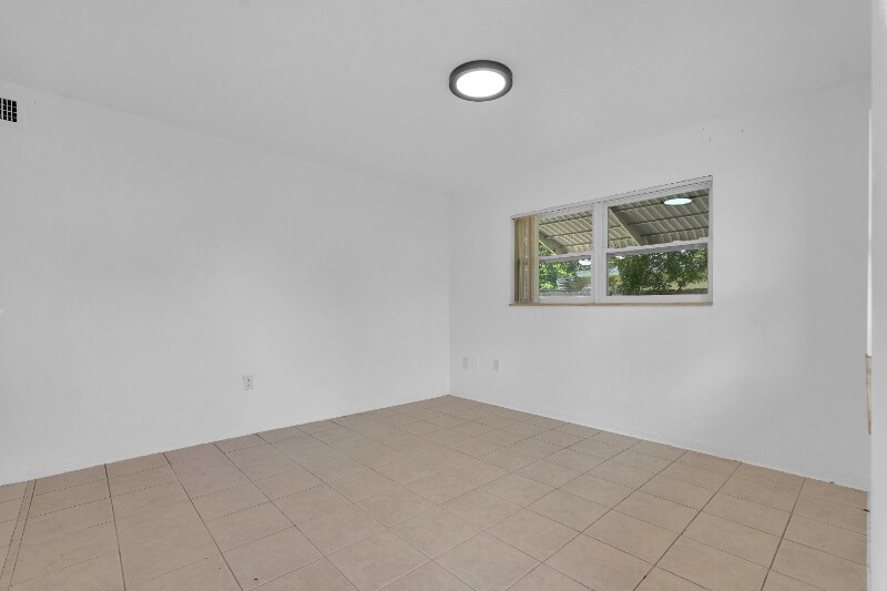 Building Photo - 2435 Plunkett St