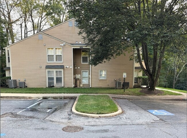 Building Photo - Lovely 2 BR/1 BA Condo in Columbia!