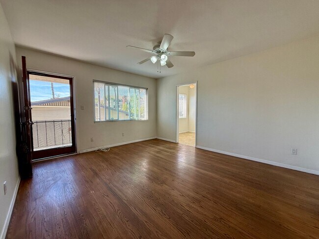 Building Photo - CORNER Upstairs Unit Within Small Gated Community! COMPLIMENTARY Shared Laundry! Spacious Floorplan!