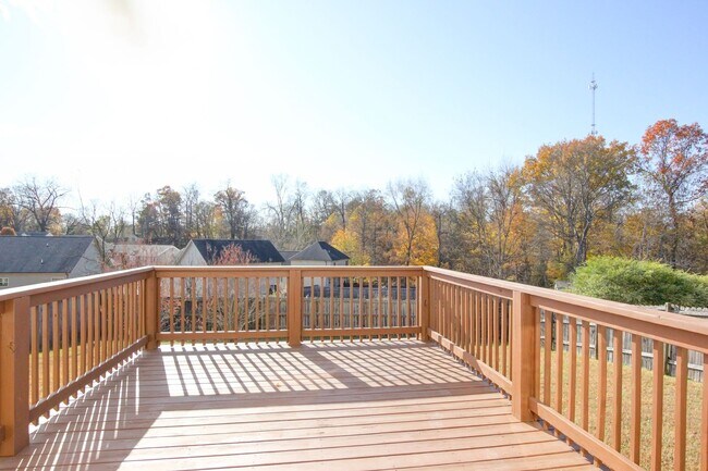 Building Photo - Well-maintained two-story home located in Arthur’s Court.