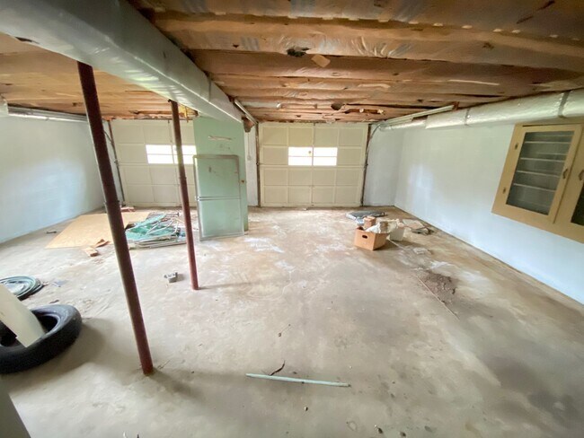Building Photo - 3bd/2ba House on a Corner Lot very close t...