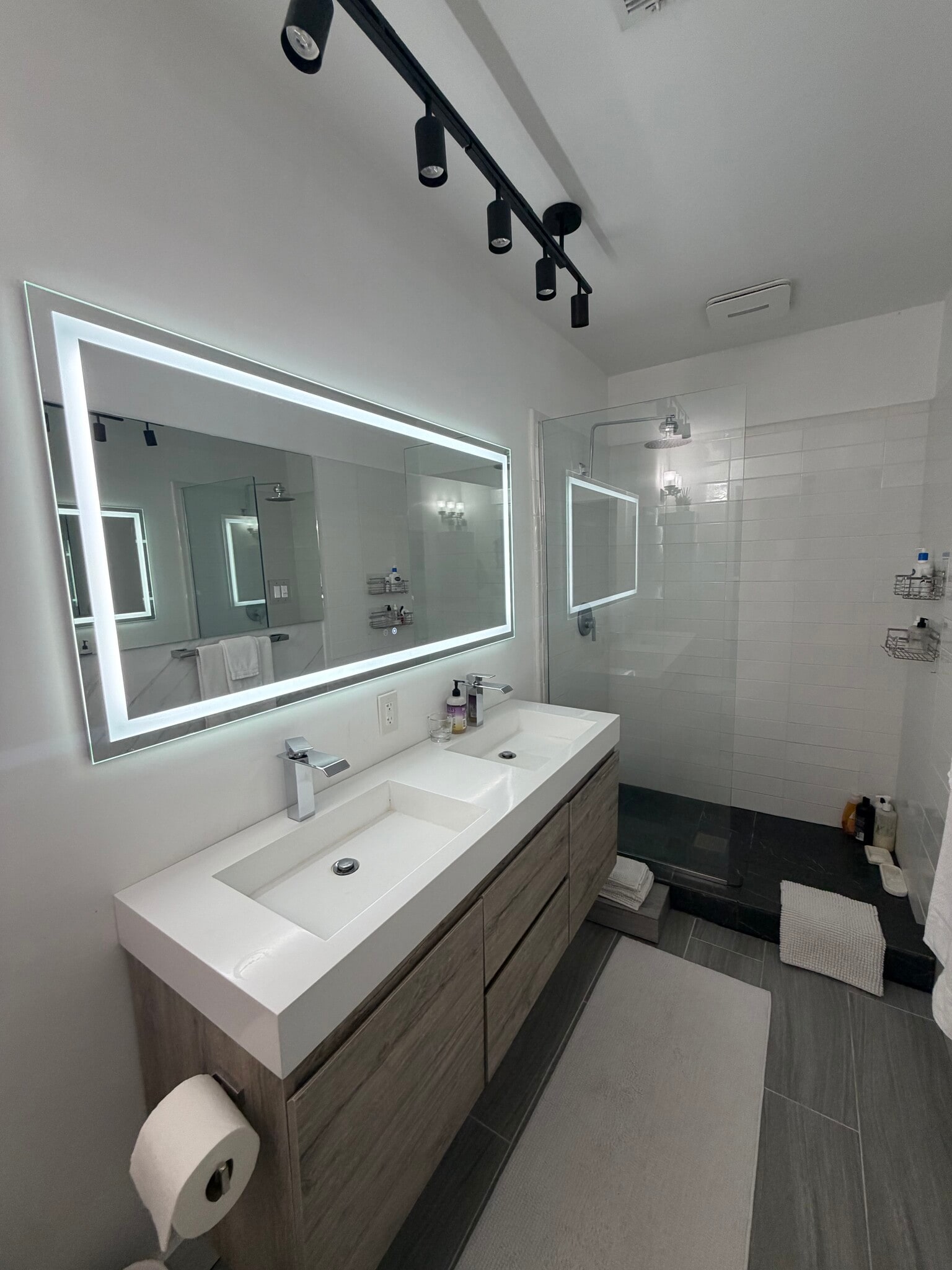 Building Photo - 2421 Lake Pancoast Dr