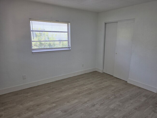 Building Photo - FOR RENT!!! SIMPLY STUNNING AND SPACIUS 3 BED 2 BATH SINGLE FAMILY HOME..