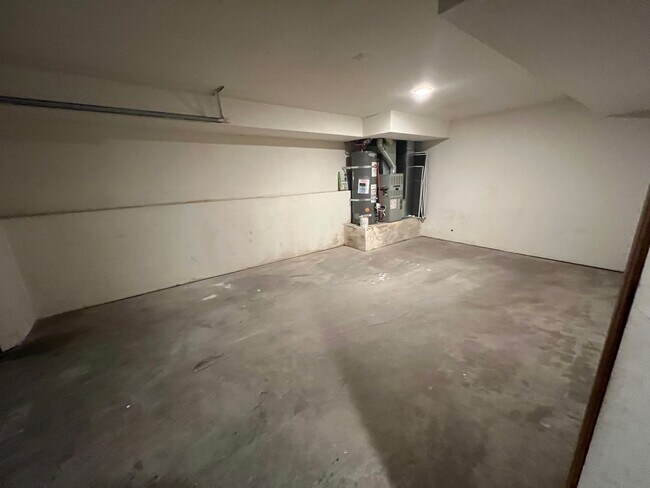 Building Photo - 803 E Mission Ave