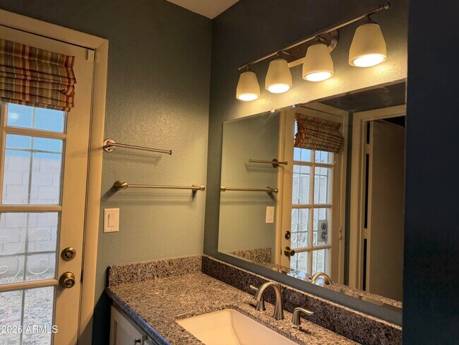 Building Photo - 7126 W Sunnyside Dr