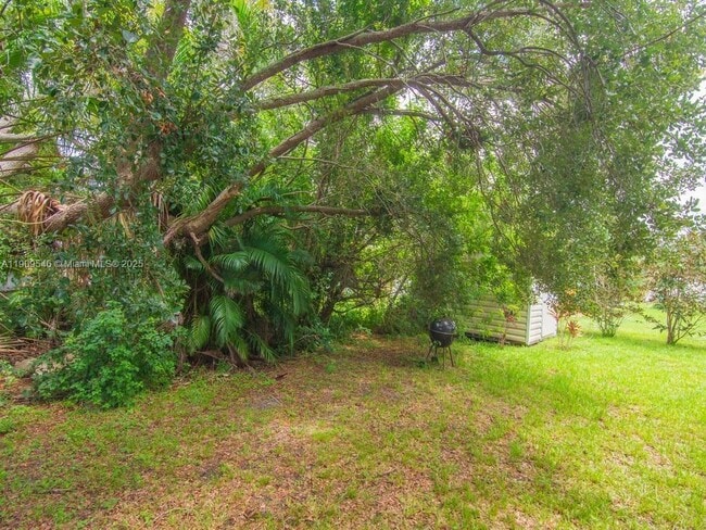 Building Photo - 1650 5th Ave