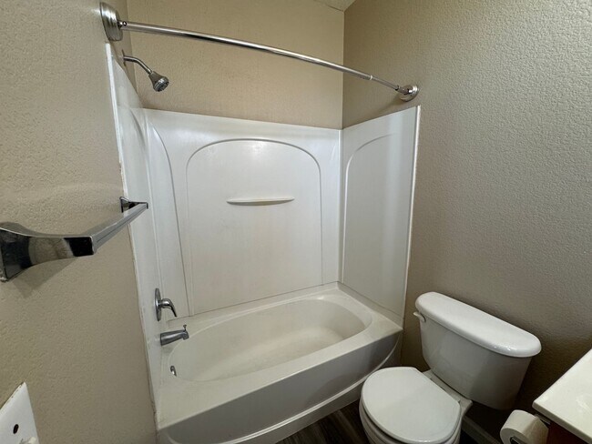 Building Photo - Four Bed, Two Bath Home Close to Hwy 99 an...