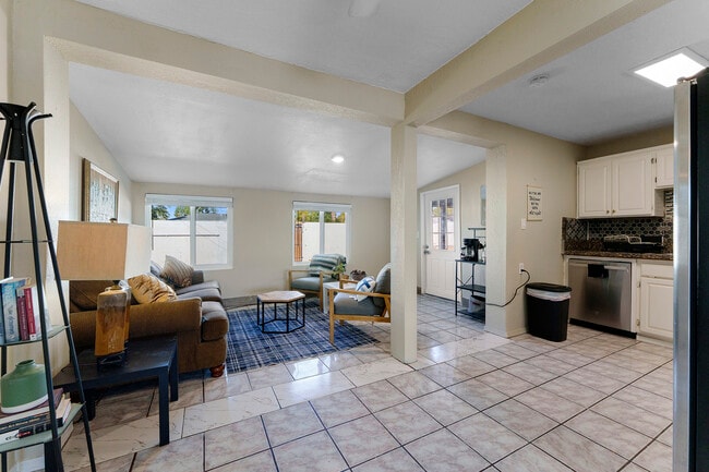 Building Photo - 2614 W Greenway Rd