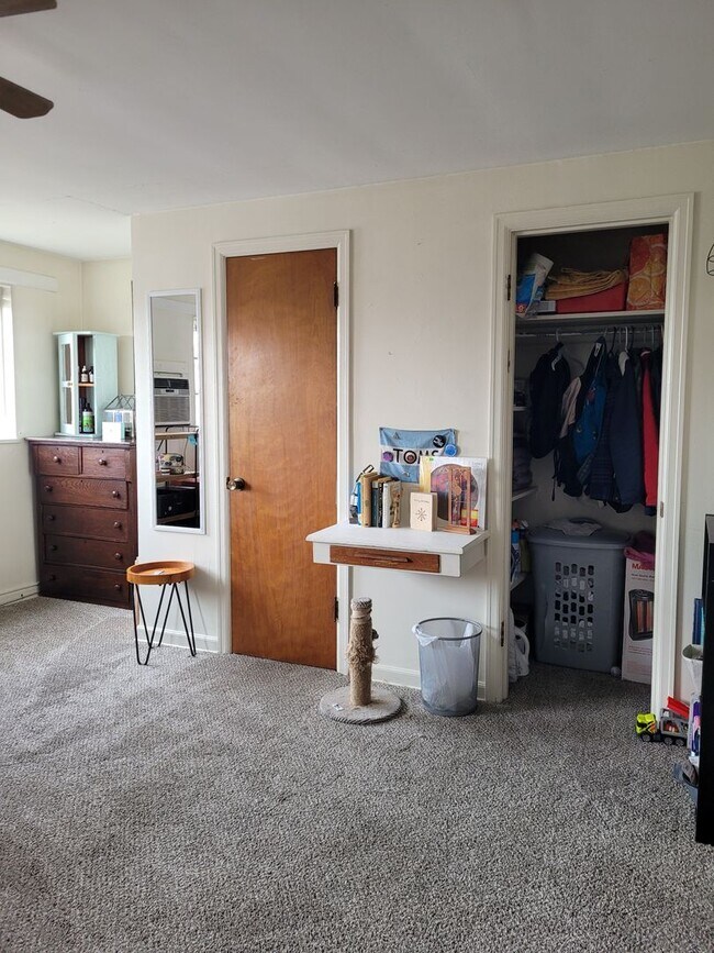 Building Photo - 343 1/2 S. Main