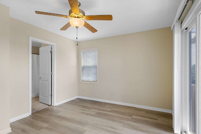 Building Photo - Coastal Comfort Awaits: Spacious 3-Bed, 3-Bath Townhouse in Surf City!