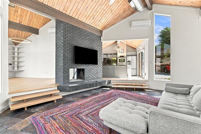 Building Photo - Remodeled Mid-Century 3-Bedroom, 2.5-Bath Home in a Highly Desirable Boise Neighborhood