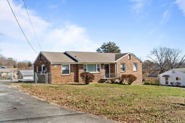 Building Photo - Updated 3bd/2bth home with Remodeled Master Suite & Prime Location!