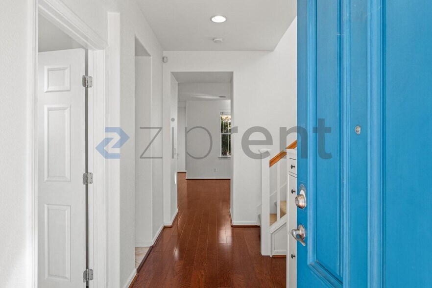 Building Photo - 581 Kirkland Ave