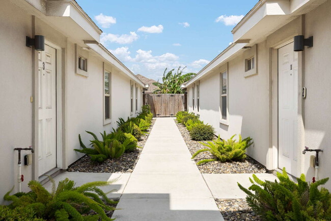 Building Photo - "Spacious 3-Bed Oasis with Granite Elegance in Weslaco!"