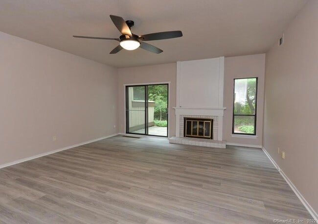 Building Photo - 994 Heritage Vlg