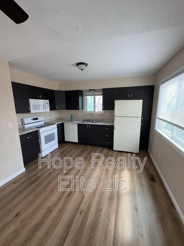 Building Photo - 1227 N Chestnut St