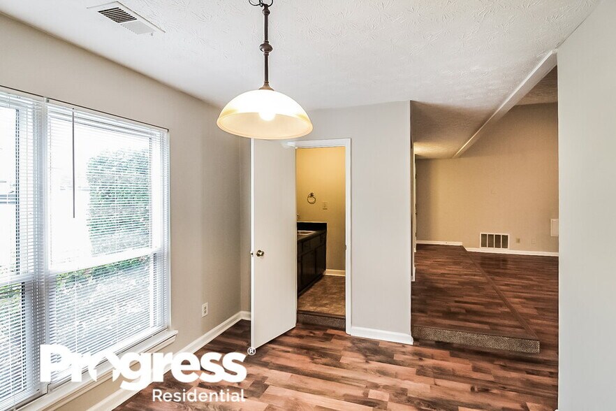 Building Photo - 2468 Mistletoe Ln SW