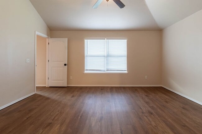 Building Photo - Spacious 2BD/2BTH Home Minutes away from Top Golf Chisholm Creek Shopping Center and Quail Spring...