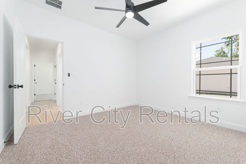 Building Photo - 9273 Dolphin St