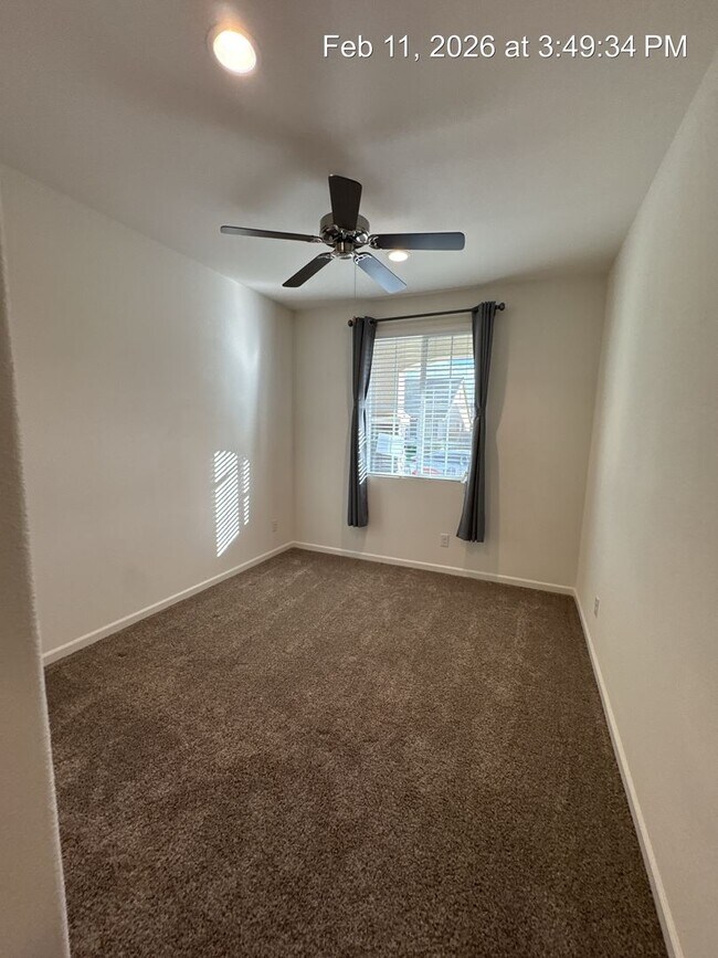 Building Photo - 4 Bedroom home! Rent Ready NW Visalia!