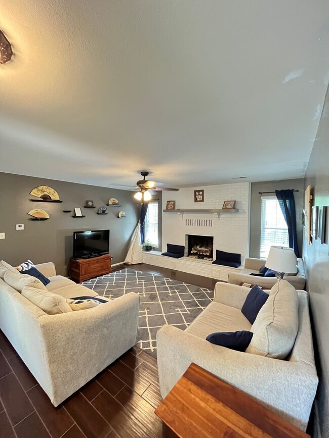 Building Photo - Superb 3 bedroom 2.5 bath home in Springda...