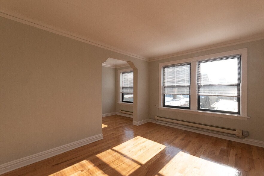 Building Photo - 411 W Roscoe St