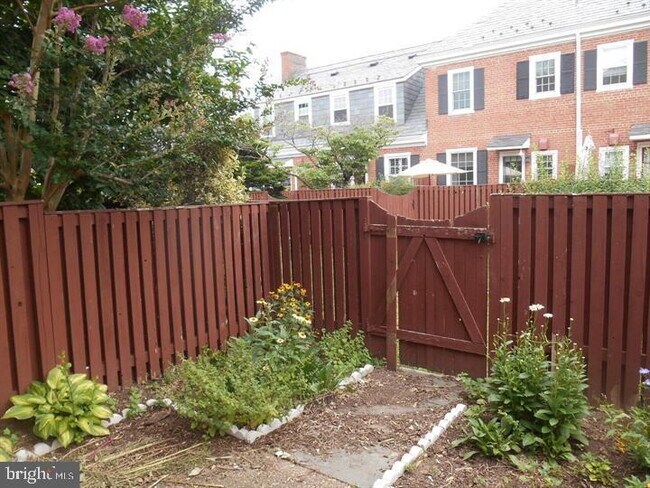 Building Photo - Charming Three-Level Fairlington Townhouse!