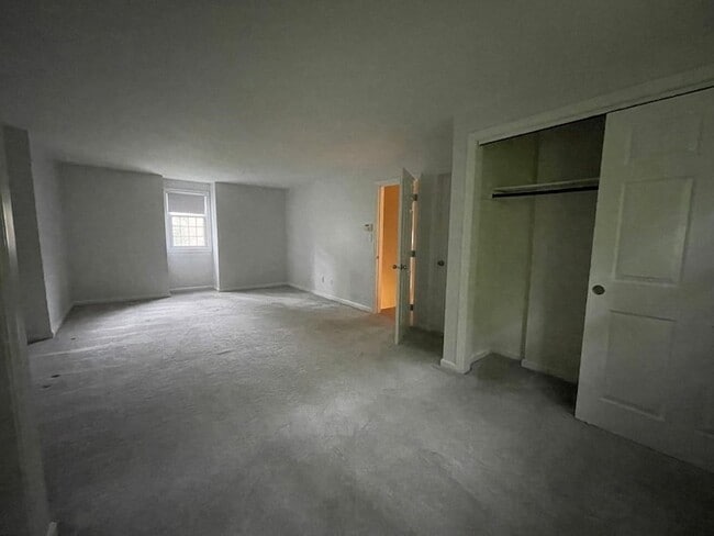 Building Photo - 24 Camelot Ct