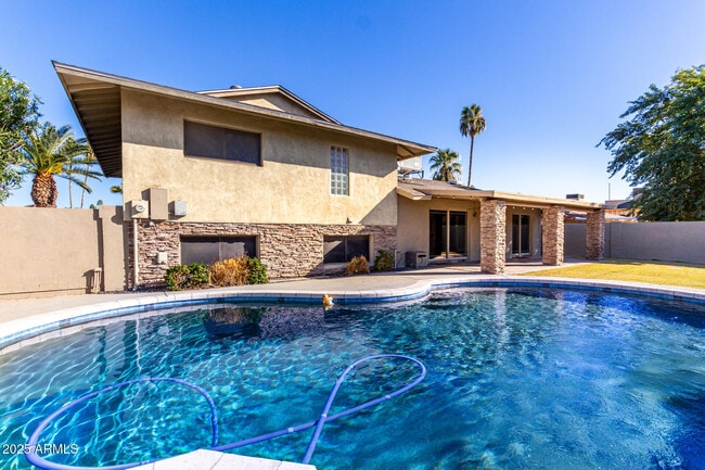 Building Photo - 3912 S Elm St