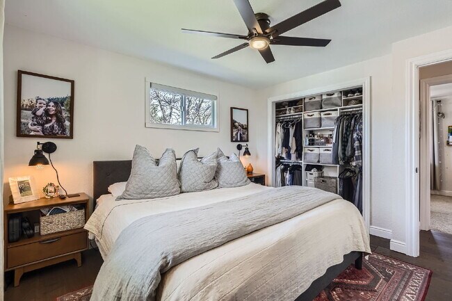 Building Photo - Available September! Charming House for rent in the Crest Club neighborhood!