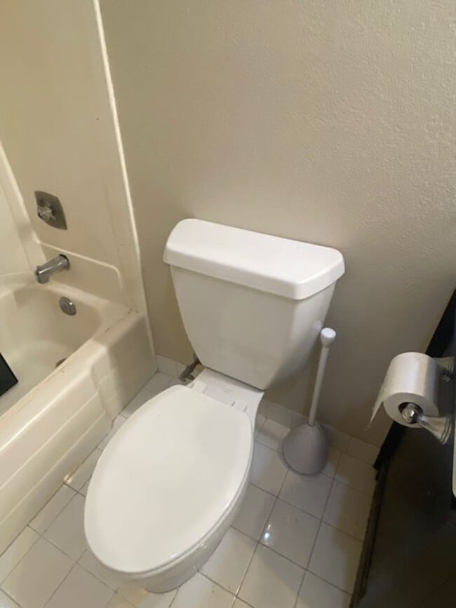 Building Photo - LOCATION, LOCATION 2 Bedroom 2 Bathroom Condo