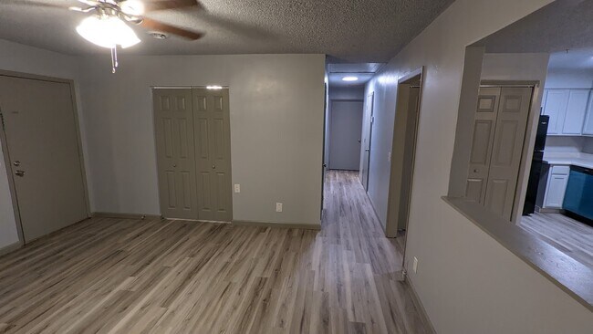 Building Photo - 402 Hickory St