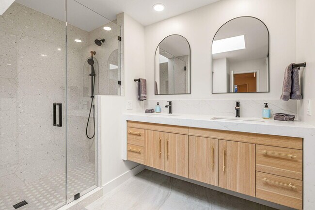 Building Photo - 179 Gran Via