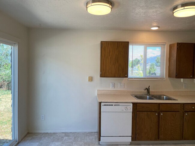 Building Photo - 2 Bedroom, 1.5 Bathroom Twin Home in West ...