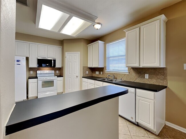 Building Photo - 3523 Pine Valley Dr
