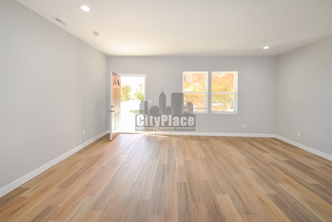 Building Photo - 2809 E Riverside Dr