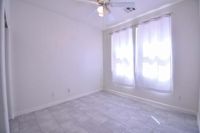 Building Photo - 21017 W Glen St