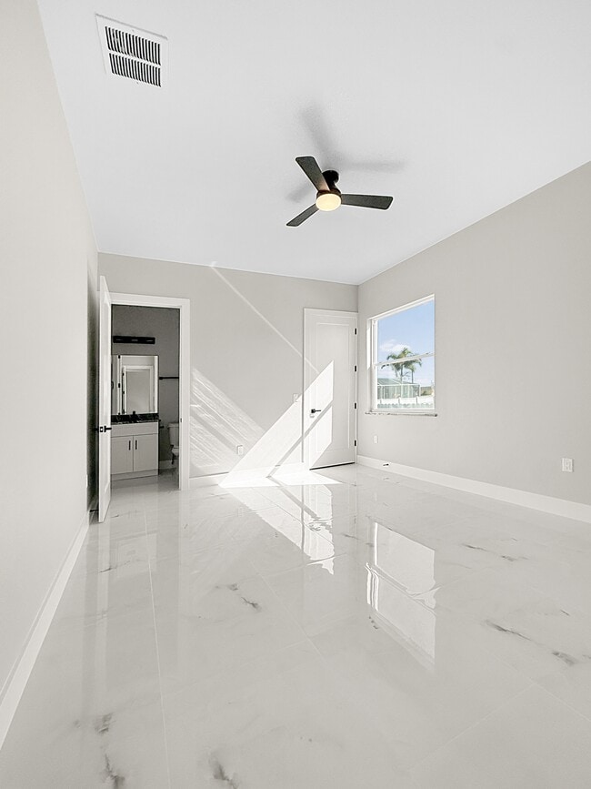 Building Photo - 303 NW 26th Ave