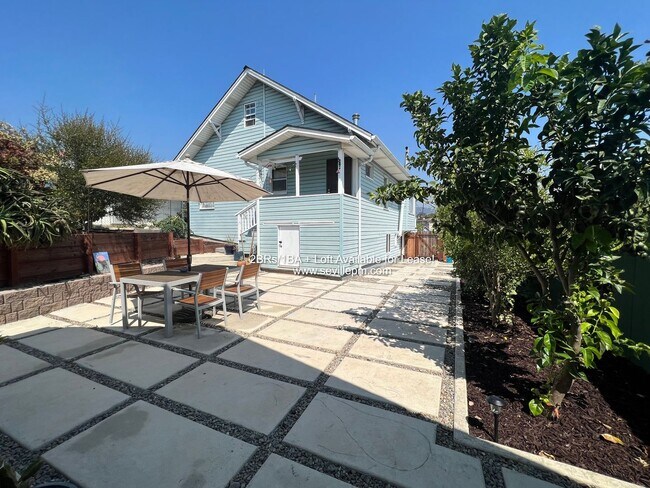 Building Photo - CHARMING 2 BEDROOM /1 BATHROOM HOME W/LOTS...