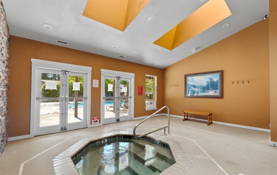 Indoor jacuzzi - 25025 SE Klahanie Blvd