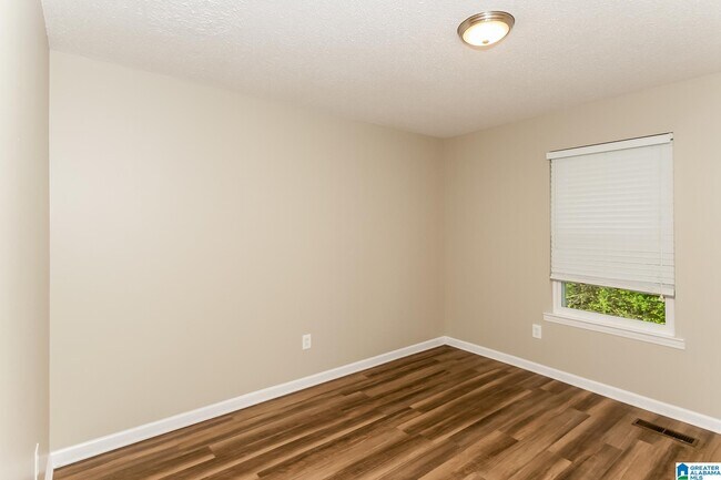Building Photo - 720 Twin Ridge Dr