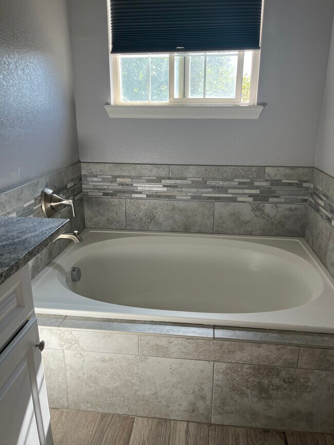 Building Photo - 9815 Eagle Creek Cir